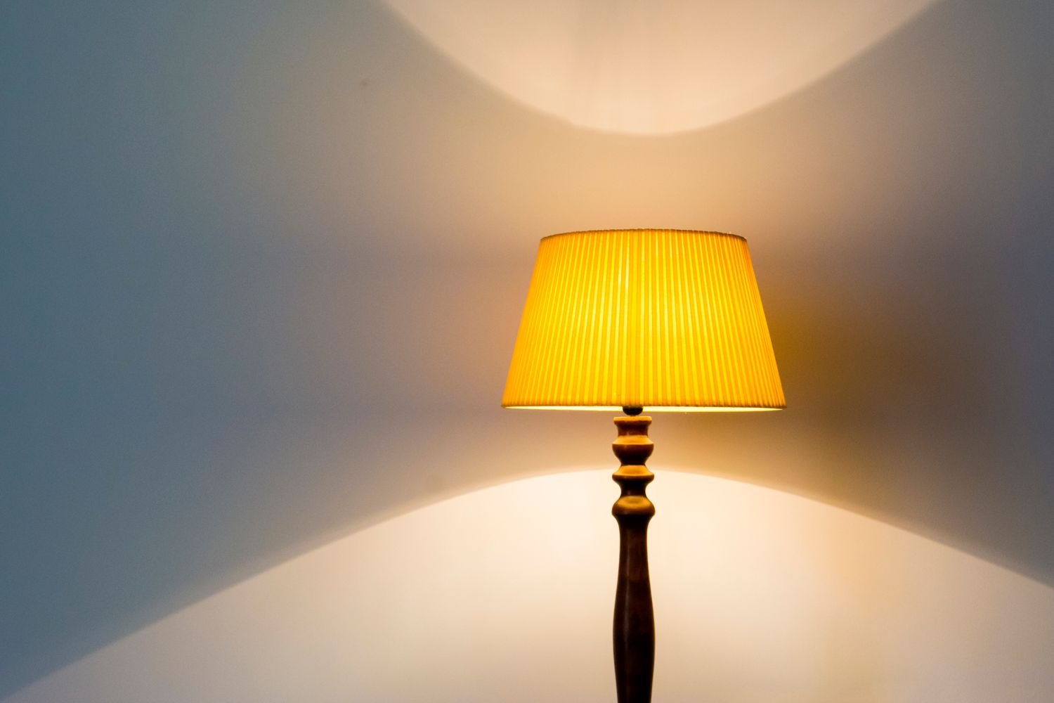 Eine eingeschaltete Tischlampe mit gelbem Schirm