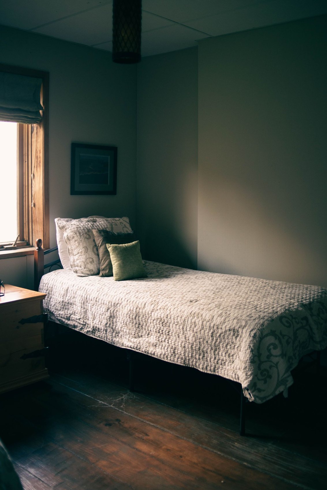 Ein einfach eingerichteter Schlafplatz mit Einzelbett